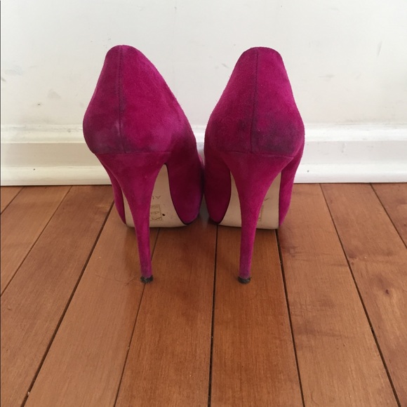 Fuschia suede heels - Picture 3 of 3